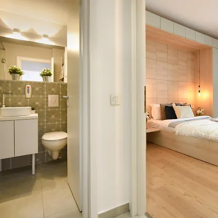 Comfy 1br With Balcony In *