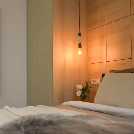 Comfy 1br With Balcony In