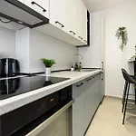 Comfy 1br With Balcony In