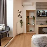 아파트 Comfy 1br With Balcony In