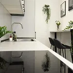 아파트 Comfy 1br With Balcony In *