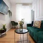 아파트 Comfy 1br With Balcony In