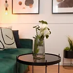 Comfy 1br With Balcony In 아파트 *