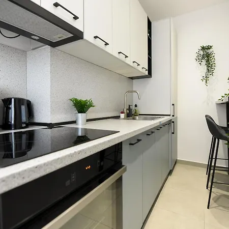 Comfy 1br With Balcony In