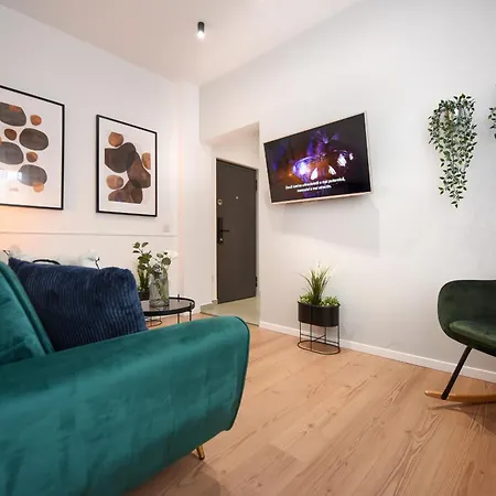 Comfy 1br With Balcony In