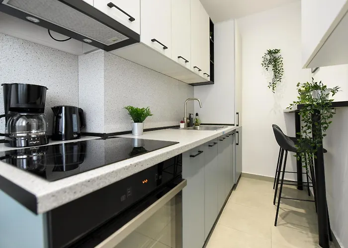 Comfy 1br With Balcony In