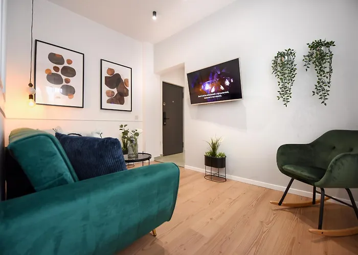Comfy 1br With Balcony In