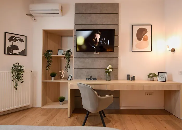 Comfy 1br With Balcony In Apartment