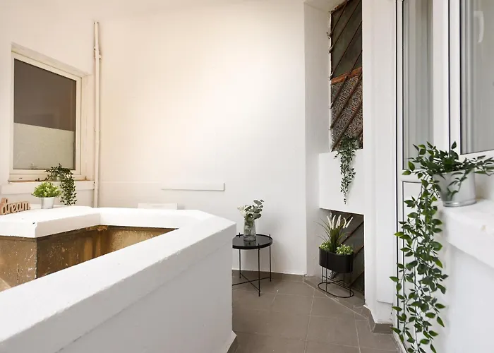 Comfy 1br With Balcony In * Bukarest