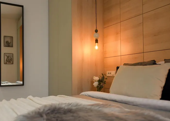 Comfy 1br With Balcony In