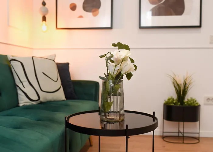 Comfy 1br With Balcony In Apartment *