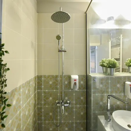 Comfy 1br With Balcony In * Бухарест