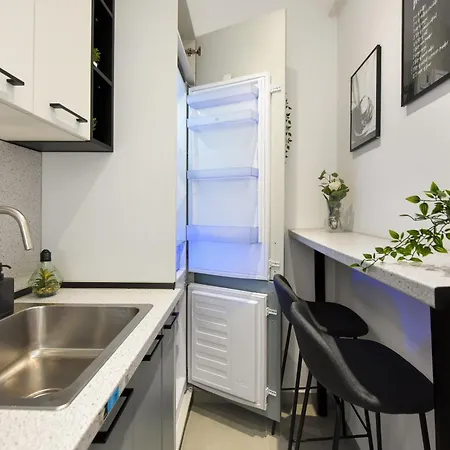 Comfy 1br With Balcony In Апартаменты Бухарест