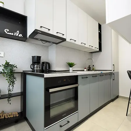 Comfy 1br With Balcony In Бухарест